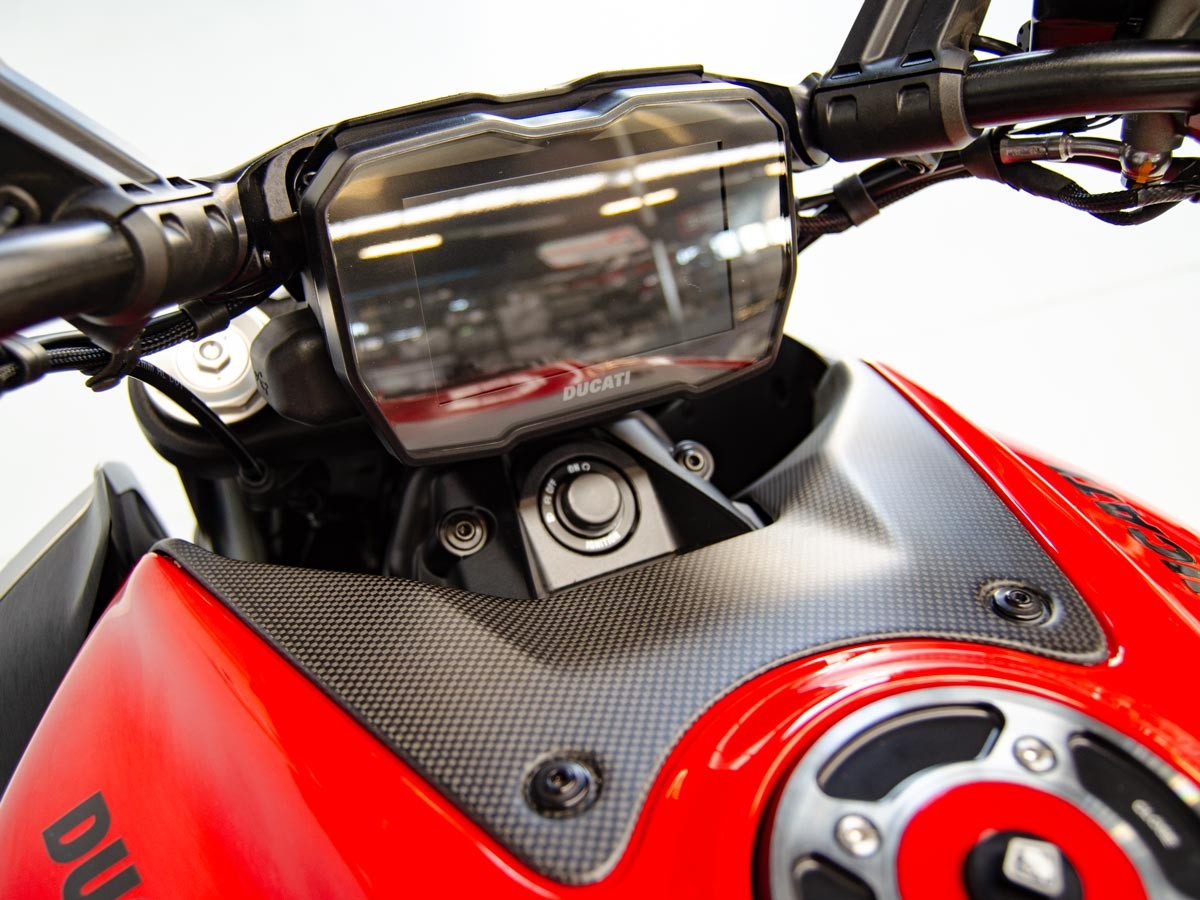CRB81O - DIAVEL V4 MATT CARBON TANK COVER