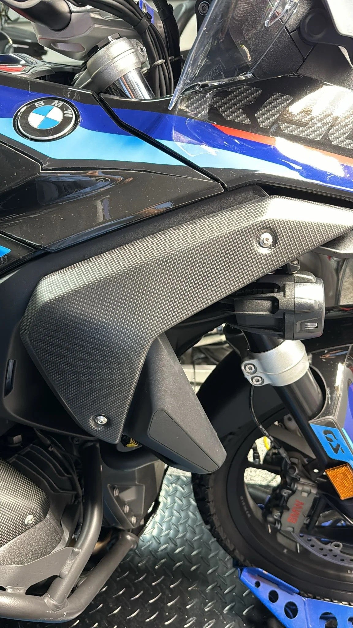 CRB180O - BMW R1300GS MATT CARBON SIDE PANELS