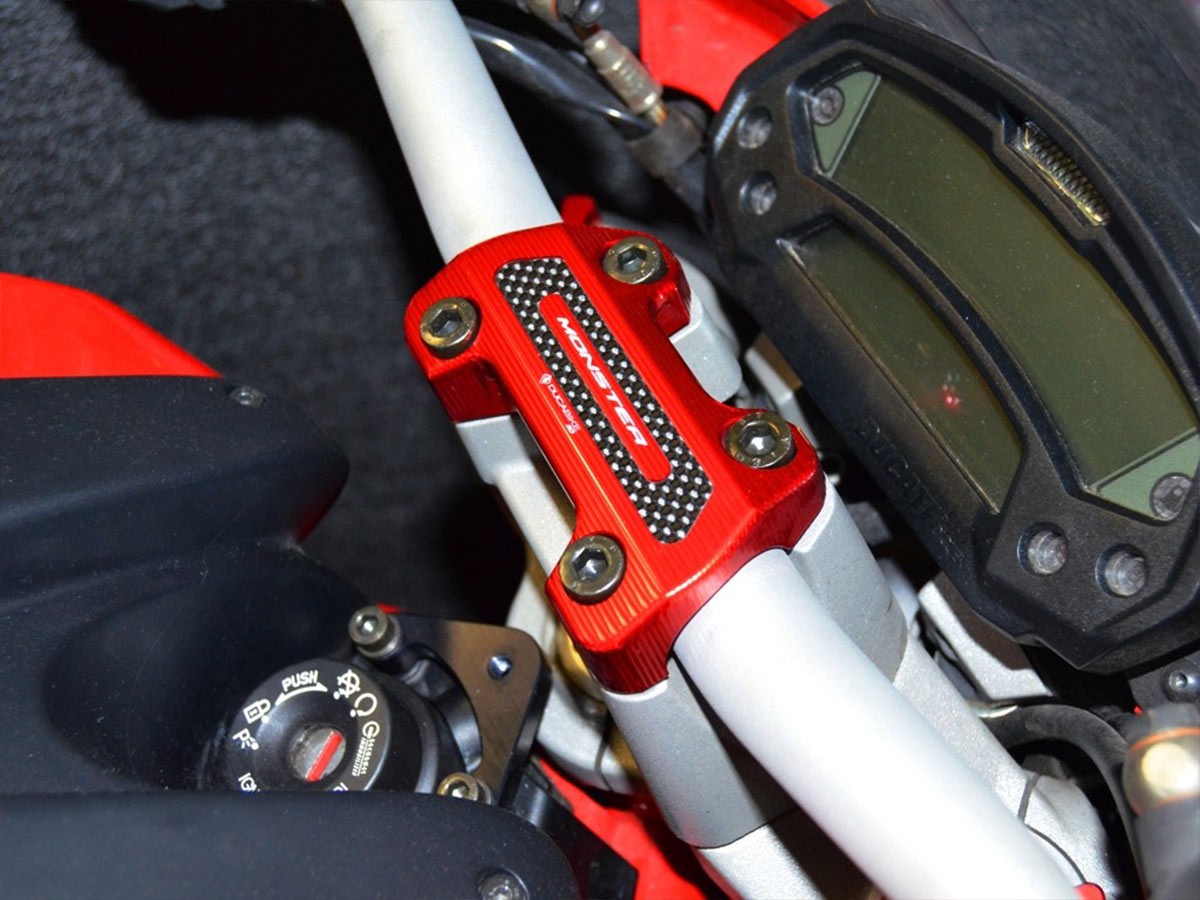 BM06 - HANDLEBAR CLAMP M696