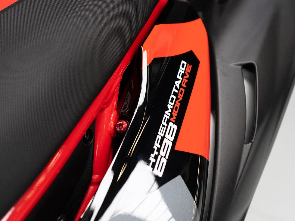 KVT79 - HM 698 SADDLE SIDE PANEL SCREW KIT