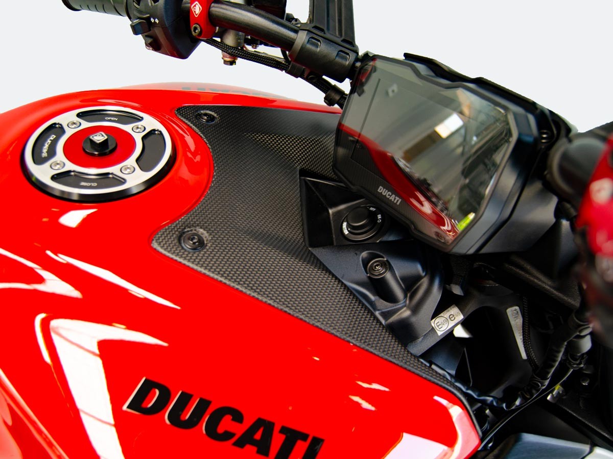 CRB81O - DIAVEL V4 MATT CARBON TANK COVER