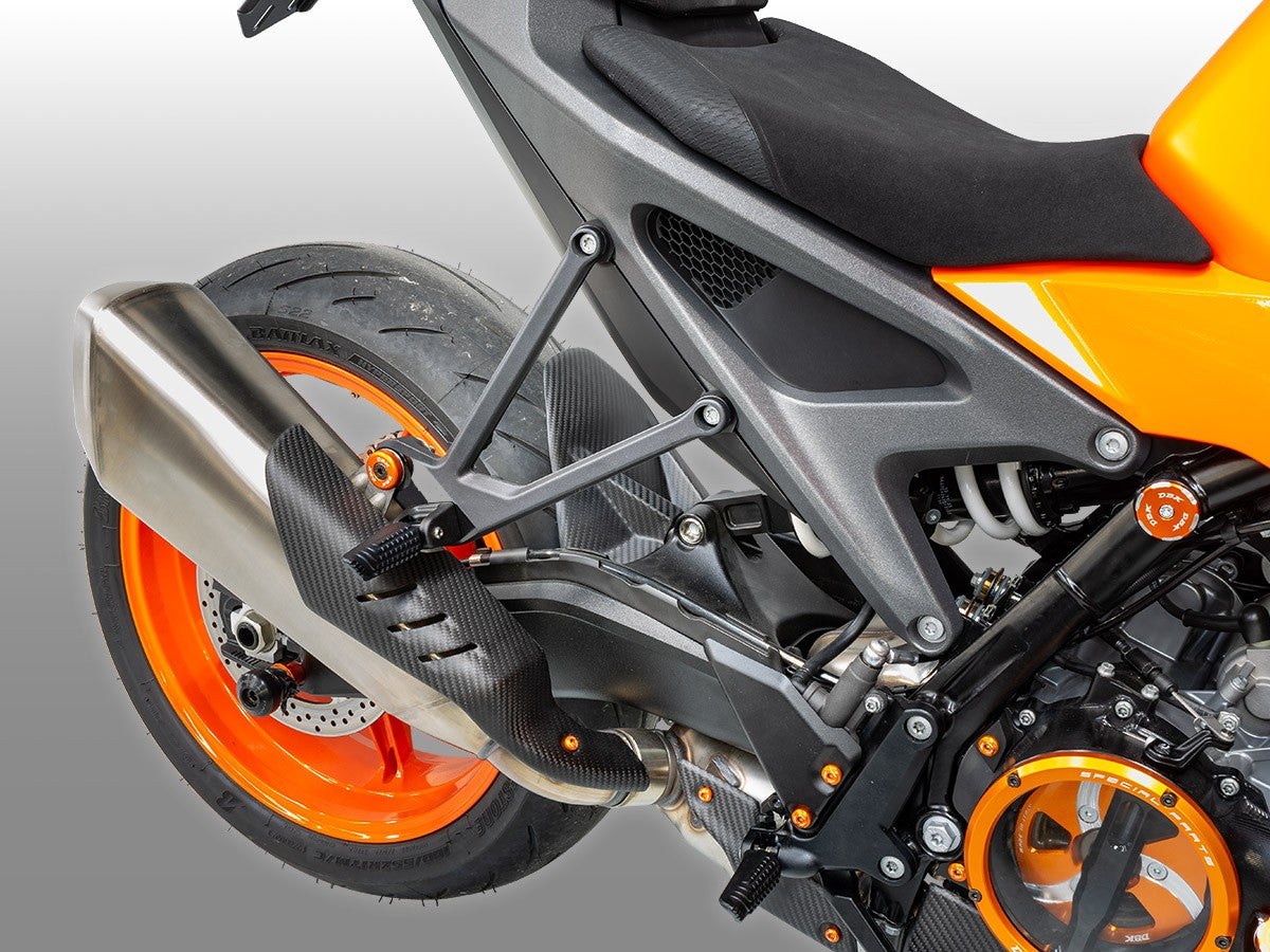 CRB133O - KTM 990 DUKE MATT CARBON REAR HUGGER
